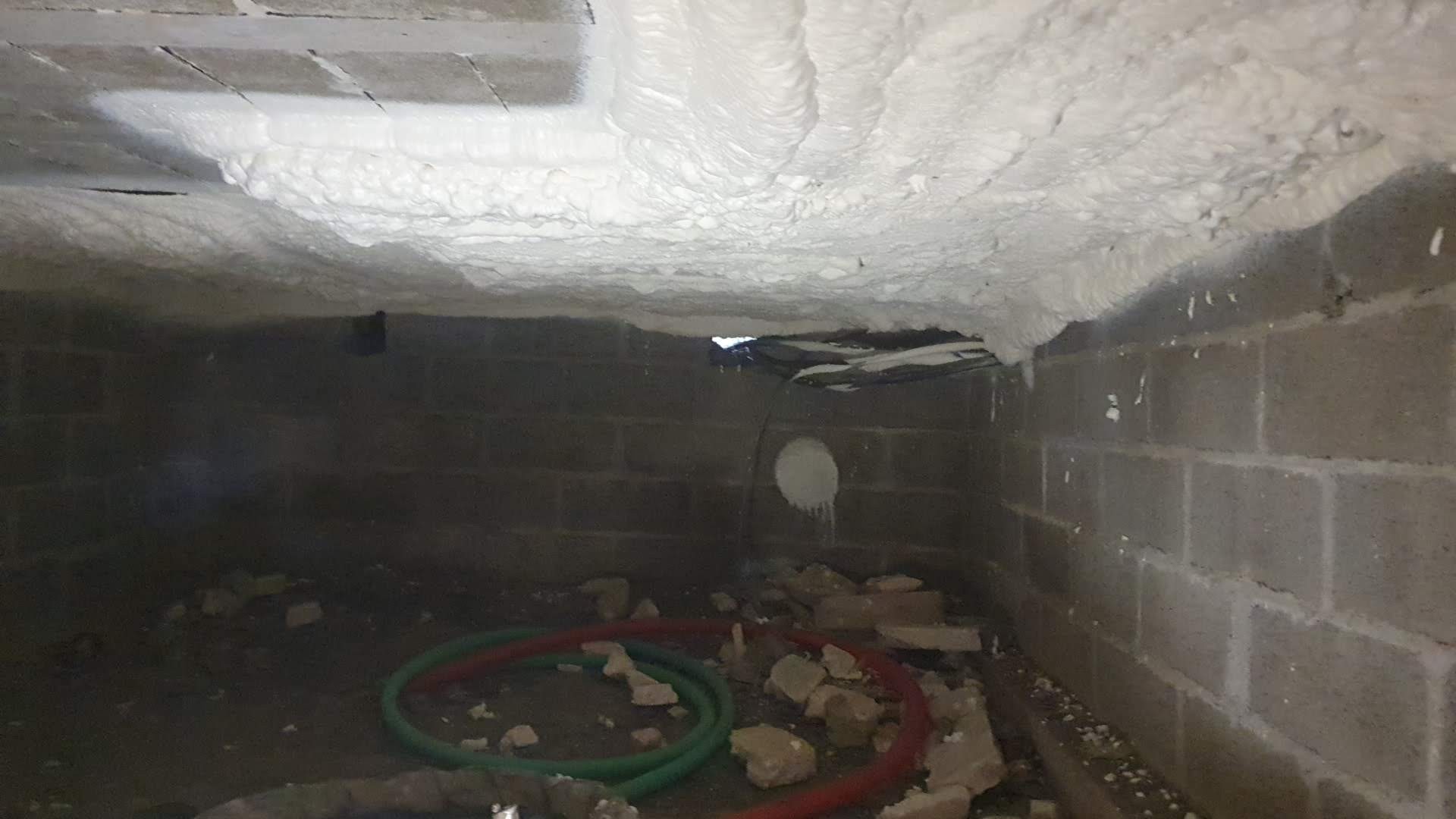 Extension, Rénovation maison pierre sur secteur Carnac, isolation de la dalle existante par projection de mousse de polyuréthane en sous-face dans le vide sanitaire