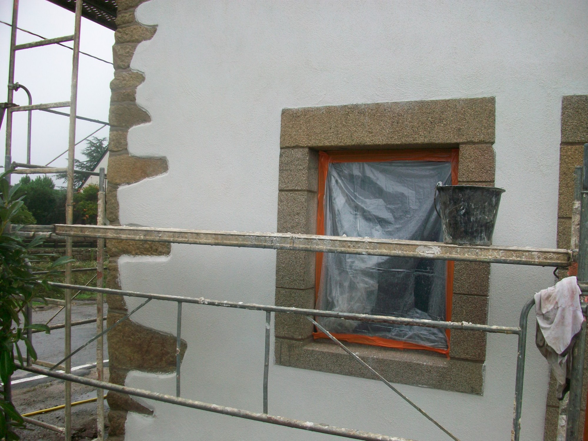 Rénovation maison pierre sur Auray, Passivéo, reconstitution des enduits extérieurs façon traditionnelle
