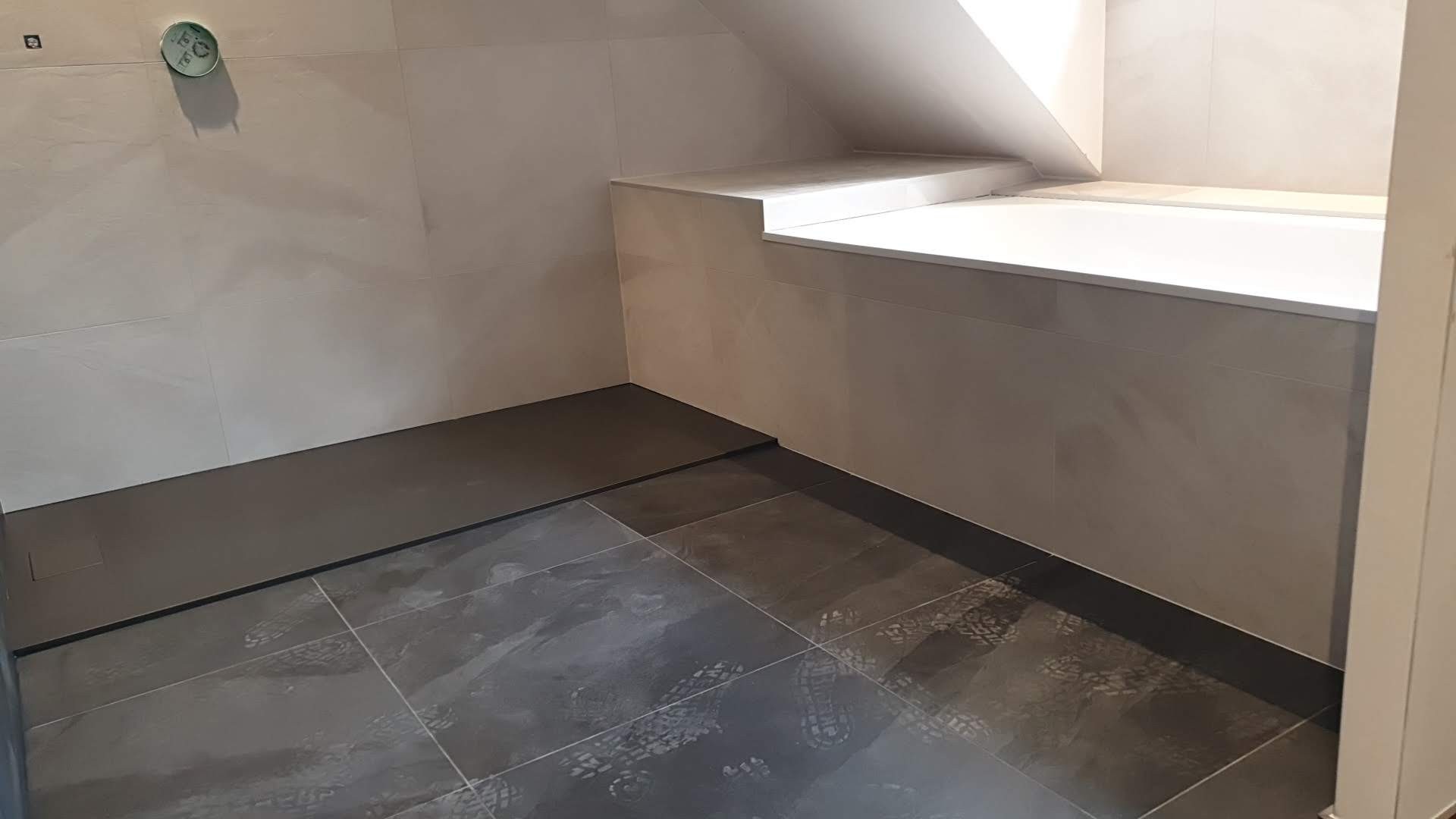 xtension Maison, projet de création d'un garage + Chambre et salle d'eau - Travaux de finitions des revêtements de sol de la salle d'eau après pose des sanitaires